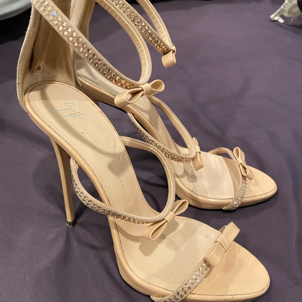 Giuseppe
Harmony crystals bow 
Size 37.5 Nudeblush